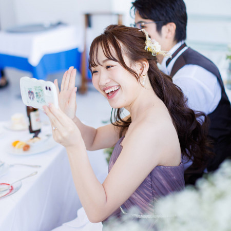 ゲストと近い距離で会話を楽しんで