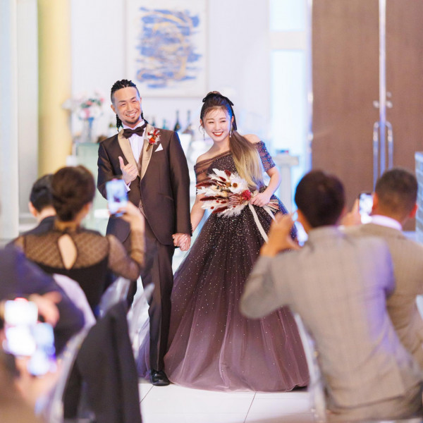 気の知れた仲間と、笑顔あふれるウェディングパーティーを