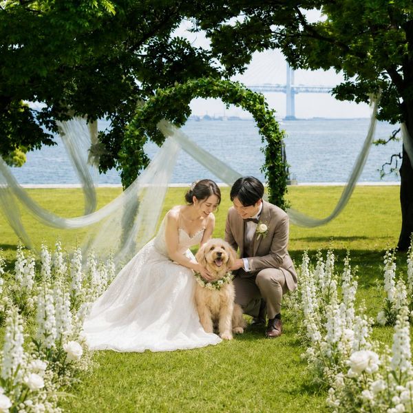 大切な家族の一員である愛犬も一緒に。自然体で過ごせる挙式が叶います。