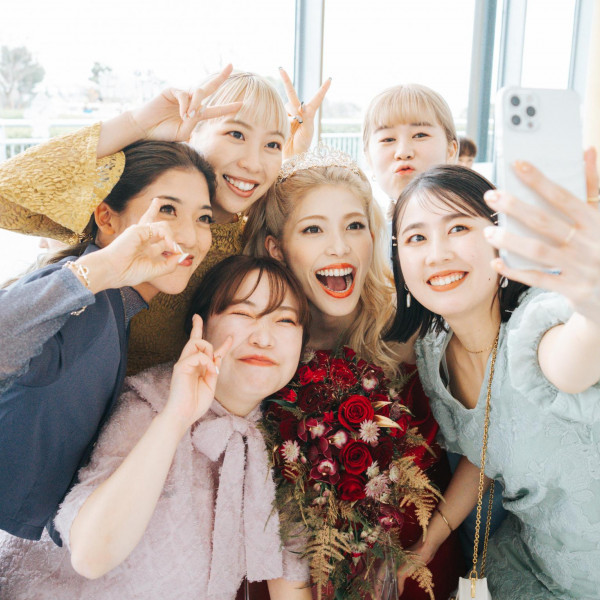 気の知れた仲間と、笑顔あふれるウェディングパーティーを