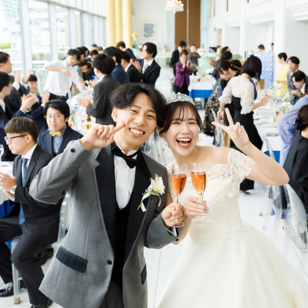 気の知れた仲間と、笑顔あふれるウェディングパーティーを