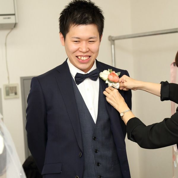 新郎も緊張している様子…? おふたりだけのプライベートルームなので、自由に1日をご利用いただけます。【みなとみらい sea&terrace ~DANZERO~】|みなとみらい sea&terrace ~DANZERO~の写真(1568420)