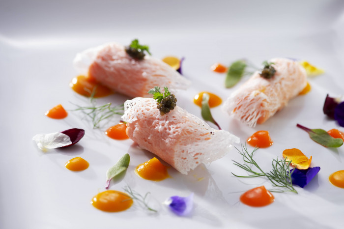 見た目の華やかさや香り、五感から楽しめるお料理をご提供