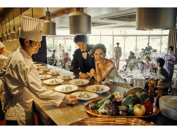 ～120名「ネオ ビストロ ソルーナ」エリア最大級のオープンキッチン