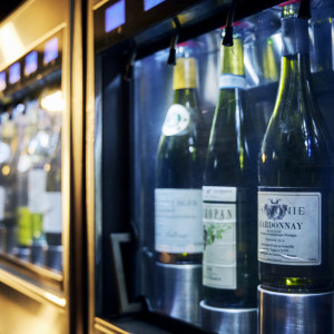 豊富な種類のワインや生ビールが楽しめる会場併設バーカウンター|アルモニーソルーナ表参道の写真(20579607)