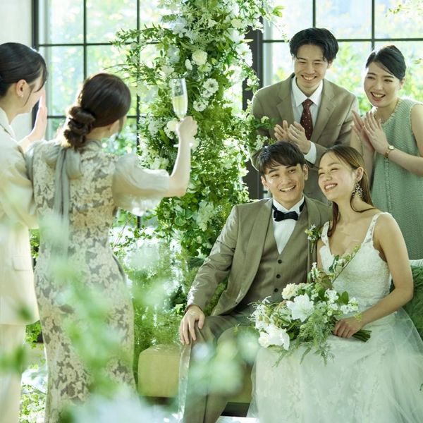 開放的なパーティ会場で大切な人たちと寛ぎのひとときを