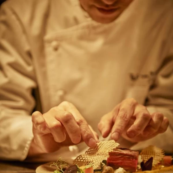 こだわりのお料理をオープンキッチンから