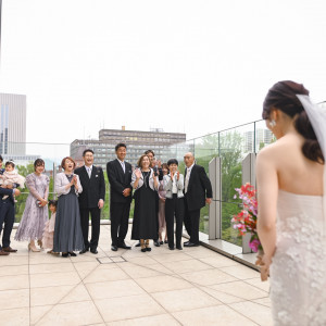 テラスでファミリーミート|レストランMINAMI（レストランミナミ）/ひらまつウエディングの写真(50986286)