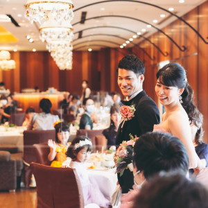 入場はゲストの近くを通って|レストランMINAMI（レストランミナミ）/ひらまつウエディングの写真(50984100)