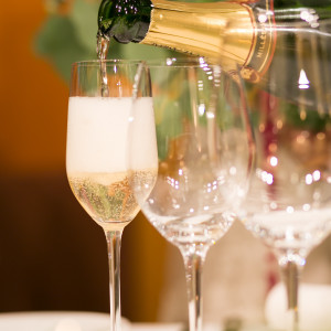 乾杯のドリンクはひらまつスパークリングワイン|レストランMINAMI（レストランミナミ）/ひらまつウエディングの写真(5388600)