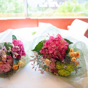 季節に合わせたお花で感謝を伝える記念の花束を|レストランMINAMI（レストランミナミ）/ひらまつウエディングの写真(16545394)