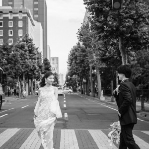 赤れんがテラス前の横断歩道での撮影|レストランMINAMI（レストランミナミ）/ひらまつウエディングの写真(50984302)