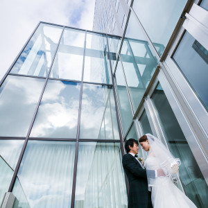テラスで都会の中の思い出の一枚|レストランMINAMI（レストランミナミ）/ひらまつウエディングの写真(1772924)