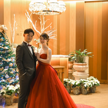赤ドレスが映えるクリスマスシーズン