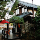 隣接するカフェ、蔵日和の外観です