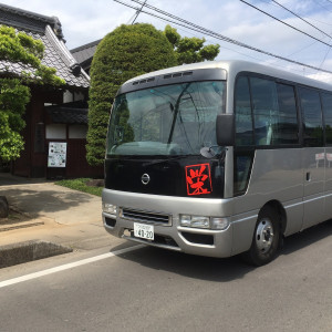 自社バスにて筑波山神社への送迎承ります。「栄」の落款が目印です。|藤右ェ門の写真(1710403)