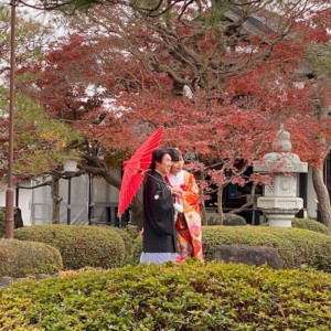 秋の庭園 赤い番傘と赤い色打掛が映えます。紅葉の季節は見ごたえがあります。|藤右ェ門の写真(23090856)