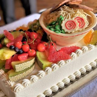 新郎様の趣味を反映して“二郎系ウエディングケーキ”！驚きつつフルーツを皆でデコレーション。