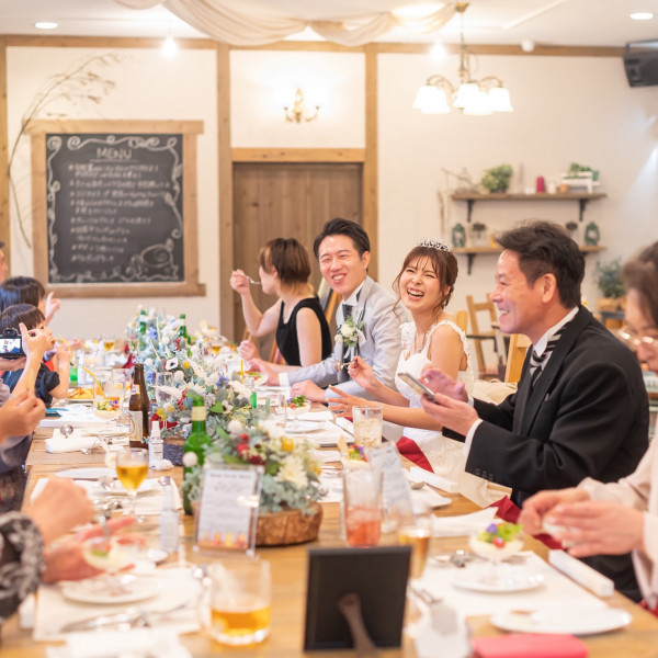 撮影後に家族も含めてご会食。ウェディングレストランだからこそできるこの空間創り。