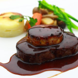 コースのメインを飾る肉料理は、『特選牛フィレとフォアグラのデュエット』土日開催の無料試食で味わえる一品。