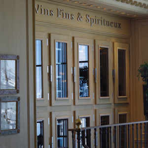 階段上に佇む1200本入りのワインセラー。ソムリエがお料理に合わせて選びます。美味しい食事と美味しいワインを。|ブノワ（BENOIT）の写真(1026435)