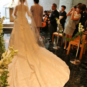 こだわりはドレスの長めのトレーン。ウェディングドレスの魅力のひとつ。|ブノワ（BENOIT）の写真(1027350)