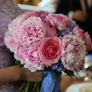 June Bride (ジューン ブライド）と言えばやはり紫陽花。3色の紫陽花を用いた季節感のあるブーケ。ドレスの色とも最高の組み合わせ。|ブノワ（BENOIT）の写真(1025413)