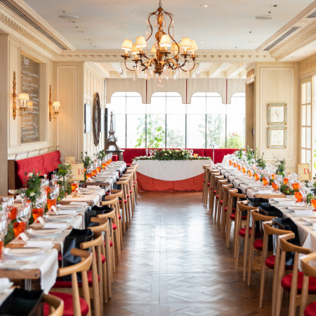 自然光の差し込む会場