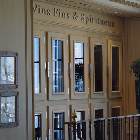 階段上に佇む1200本入りのワインセラー。ソムリエがお料理に合わせて選びます。美味しい食事と美味しいワインを。|ブノワ（BENOIT）の写真(1026435)