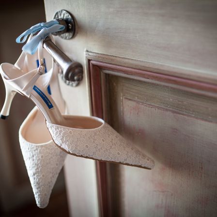 ご新婦のこだわりはお母様から送られた小花レースの靴。お母様からの思いの詰まった靴と共に。|ブノワ（BENOIT）の写真(1025418)