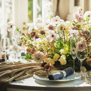 季節の花々がふんわりと咲き誇る、温かみのあるコーディネート。|ハートコート横浜の写真(55565212)