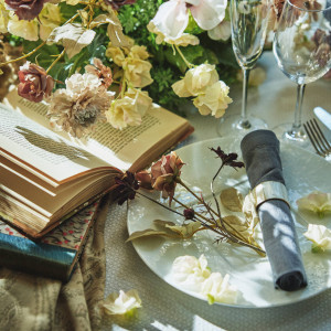 クラシカルな洋書やシルバーのカトラリーが並ぶ、一歩踏み入れた瞬間に心がときめくクラシックウェディングの世界観。|ハートコート横浜の写真(55565213)