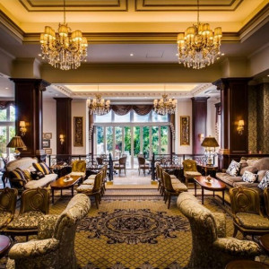 ゲストの待合室「カフェ」。待合室まで素敵な空間をご用意。収容人数も80名お入り頂けます。ウエルカムドリンクはもちろん、パティシエ特製のお菓子もご用意してお待ちしております|ハートコート横浜の写真(11503074)