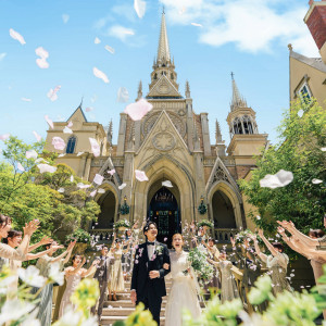 独立型の大聖堂。石造りの教会は、甘すぎないクラシカルな雰囲気。教会をバックにフラワーシャワーも楽しんで♪|ハートコート横浜の写真(55545630)