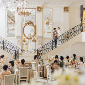 王道のホワイトアンティークの会場。洗練されたラグジュアリー空間に。|ハートコート横浜の写真(56936185)