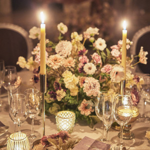 暖かなキャンドルの揺らぎとリッチな花々が織りなすラグジュアリーなテーブル。ロマンティックな夜を演出するドラマティックな一枚。|ハートコート横浜の写真(55565216)