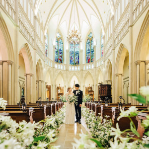 天井高13mの圧巻スケール。ロングトレーンのドレスが美しく輝く|ハートコート横浜の写真(55544025)