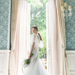 窓から差し込む希望の光。シルエットさえも美しい、憧れの花嫁姿|ハートコート横浜の写真(55906007)