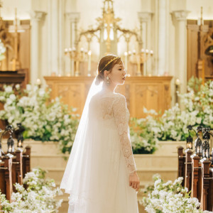 大聖堂に差し込む光がドレスを優しく包み込む瞬間。|ハートコート横浜の写真(55488176)