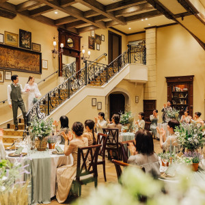 ゲストの視線を集める階段入場で憧れの演出が叶う|ハートコート横浜の写真(55372397)