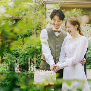 ゲストに囲まれながらガーデンでのケーキ入刀もおすすめ|ハートコート横浜の写真(55545043)