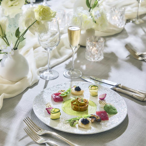 繊細な盛り付けに心が躍る。特別な日にふさわしい至福のフレンチ|ハートコート横浜の写真(55905155)