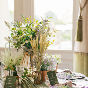 窓辺の光に照らされた春のブーケのようなテーブル。|ハートコート横浜の写真(55487580)