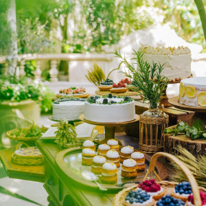 青空と緑の下で楽しむスイーツ。開放感あふれるガーデンパーティー|ハートコート横浜の写真(55905424)