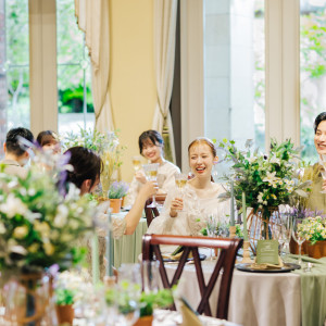 柔らかな自然光が降り注ぐ。ゲストの笑顔が溢れる心温まるパーティー|ハートコート横浜の写真(55487583)