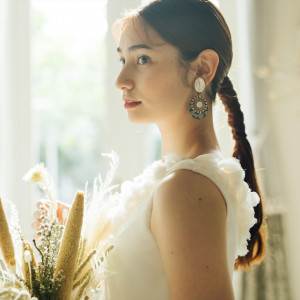 横顔も美しく。光を纏うヘアメイクで、360度隙のない花嫁に|ハートコート横浜の写真(55905859)