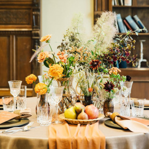 季節の彩りをテーブルに。旬の花材で魅せるセンスフルな装花|ハートコート横浜の写真(55905081)