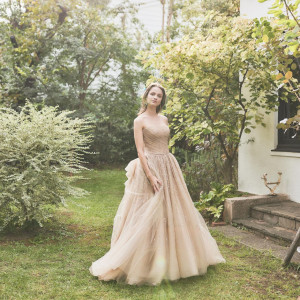 ナチュラルな甘さを纏う。ガーデンの緑と調和するペールカラー|ハートコート横浜の写真(55889231)