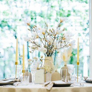 透明感あふれるキャンドルの灯りが、清らかな花々を美しく照らす瞬間。|ハートコート横浜の写真(55565209)