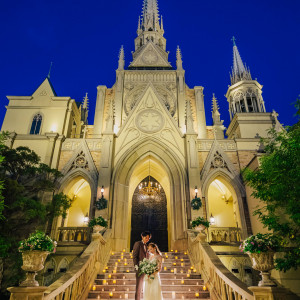 ライトアップされた夜のセレモニースペースは、昼とはまた違った幻想的な空間になる|ハートコート横浜の写真(55546087)